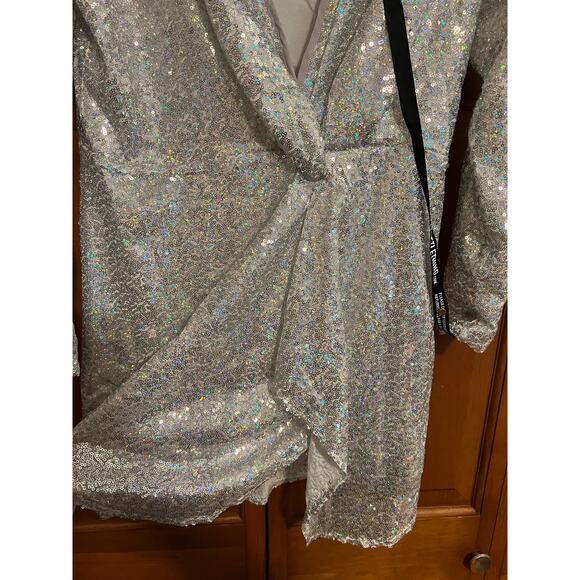 NWT PrettyLittleThing Women’s Silver Sequin Twist Front Party Mini Dress Size M - Picture 10 of 14